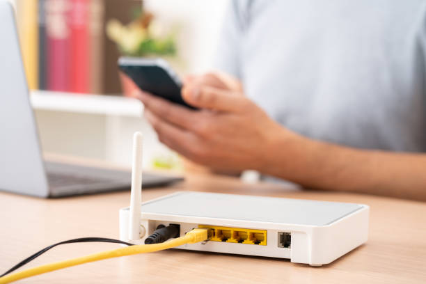 Roteador Wi-Fi sobre a mesa, representando internet instável caindo toda hora