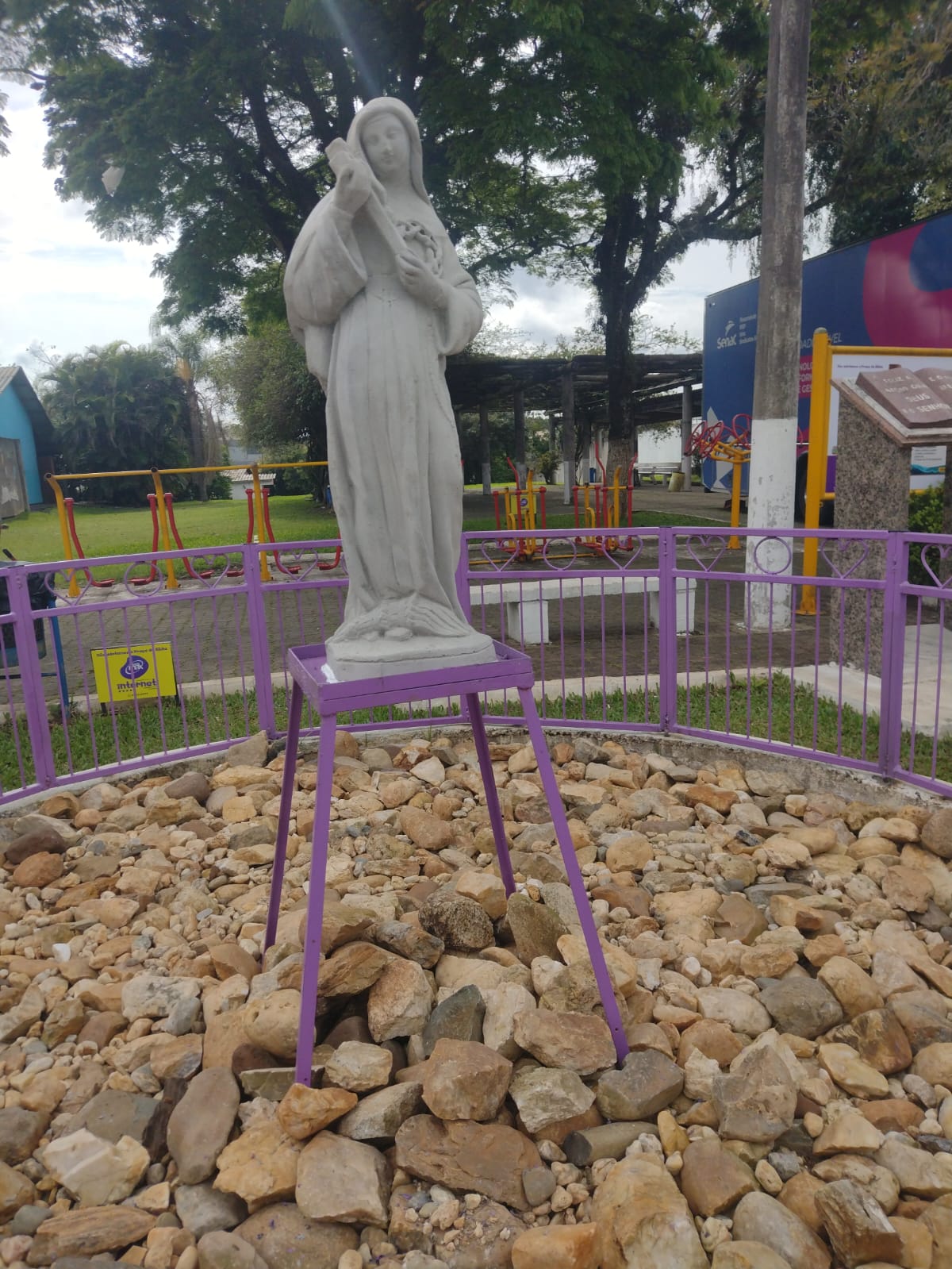 Imagem de Santa Rita de Cássia sobre pedestal roxo na Praça da Bíblia, em Nova Santa Rita