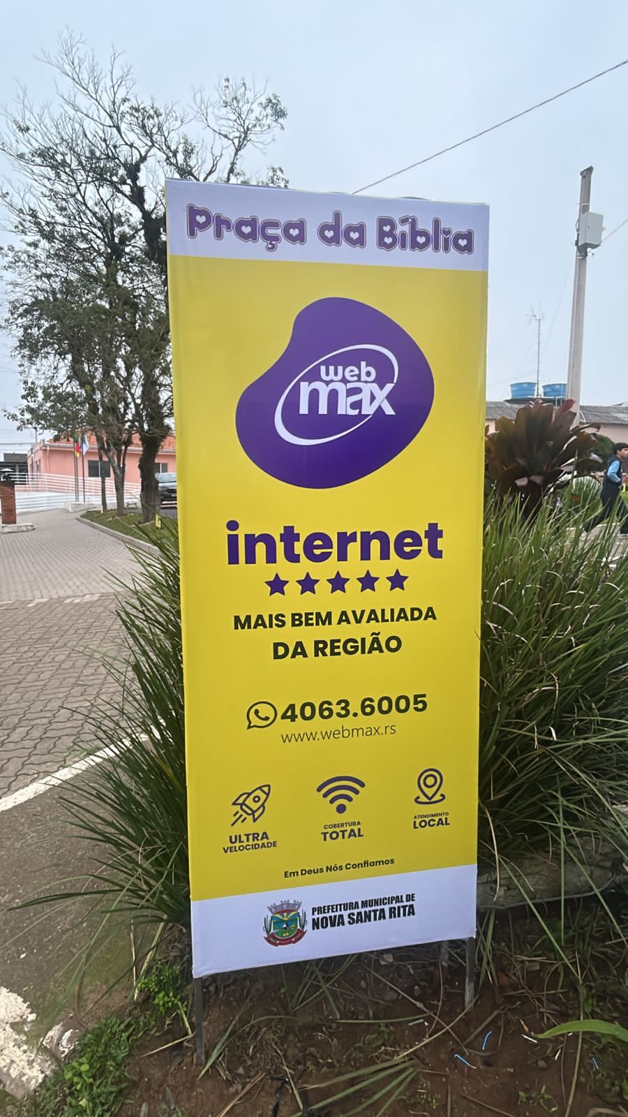 Totem de entrada da Praça da Bíblia com a marca Webmax e a Prefeitura Municipal de Nova Santa Rita